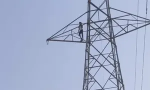 बलिया में ‘टॉवर वाला प्रेम’ फिर चढ़ा परवान, शादी की जिद में युवक 80 फीट ऊंचे बिजली टॉवर पर चढ़ा