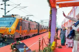 Varanasi News : पीएम मोदी ने दो नई अमृत भारत एक्सप्रेस ट्रेनों को दिखाई हरी झंडी