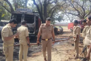 बलिया में एनएच-31 किनारे खड़े ट्रक में लगी भीषण आग, मची अफरा-तफरी