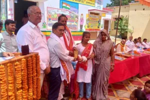 बलिया के सरकारी स्कूल में प्रवेशोत्सव और वार्षिकोत्सव की धूम, शिल्पी यादव बनीं ‘स्टूडेंट ऑफ द ईयर’