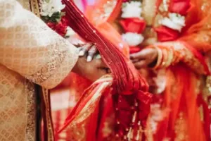 इटावा में प्रेमिका से शादी की मांग पर मोबाइल टावर पर चढ़ा युवक, सहमति के बाद मंदिर में हुई शादी