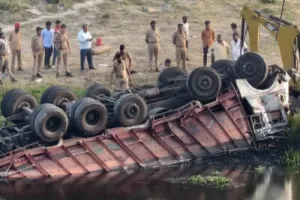 Ballia News: टोस नदी में गिरा कोयला लदा ट्रक, खलासी की मौत, चालक गंभीर