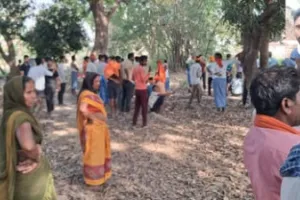 आम के पेड़ से लटका मिला युवक का शव, गांव में मचा हड़कंप
