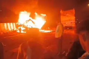 मिर्जापुर में भीषण सड़क हादसा, बोलेरो में लगी आग; 6 से अधिक लोगों के जिंदा जलने की आशंका