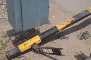 बंद रेलवे फाटक तोड़ ट्रैक पर पहुंचा ऑटो, सूझबूझ से टला बड़ा रेल हादसा