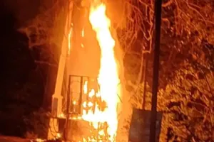 एनएच-31 किनारे ट्रांसफार्मर में भीषण आग, हाईवे पर मची अफरा-तफरी