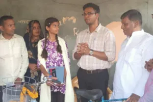 Ballia News : मजदूर की बेटी चांदनी ने हाईस्कूल में 95.33% अंक लाकर बढ़ाया मान, साइकिल देकर किया सम्मानित