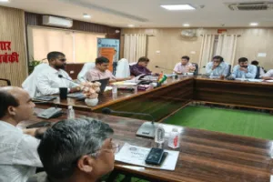 डीएम ने स्वास्थ्य योजनाओं की समीक्षा की, कहा- समय पर मिले वेतन और मानदेय