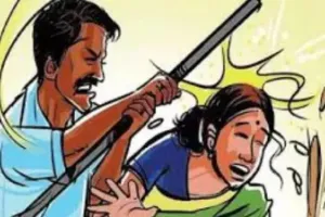 Ballia News: बलिया में घर में घुसकर लाठी-डंडों से हमला, महिला गंभीर रूप से घायल