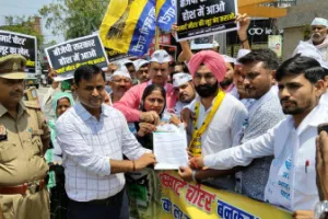 स्मार्ट मीटर के विरोध में आप कार्यकर्ताओं का प्रदर्शन, राज्यपाल को ज्ञापन