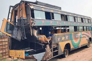 गंगा एक्सप्रेस-वे पर दर्दनाक हादसा : बस का टायर बदल रहे यात्रियों को ट्रक ने रौंदा, एक की मौत