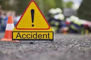बाराबंकी में दर्दनाक हादसा : ट्रैक्टर-ट्रॉली पर गिरा विशाल पेड़, दो की मौत