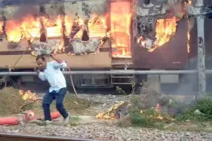 सासाराम स्टेशन पर पैसेंजर ट्रेन में लगी भीषण आग, बड़ा हादसा टला