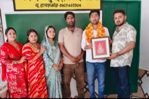 Ballia News : सीबीएसई में 91.20% अंक लाने वाले आर्यन तिवारी का प्राथमिक विद्यालय मझौली में सम्मान