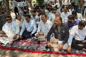 प्रधानमंत्री की अपील के विरोध में लखनऊ में सर्राफा व्यापारियों का सांकेतिक धरना