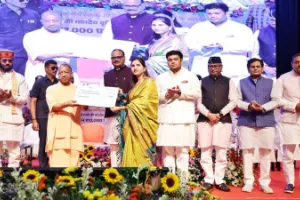 बढ़े मानदेय का चेक पाकर भावुक हुए अनुदेशक, बोले- पहली बार मिला सम्मान और सुरक्षा