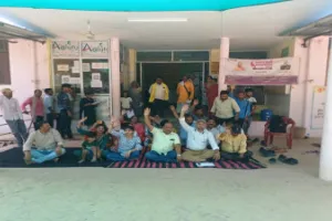 Barabanki News : बाराबंकी में एनएचएम संविदा कर्मचारियों का धरना शुरू, ‘वेतन नहीं तो काम नहीं’ के लगे नारे