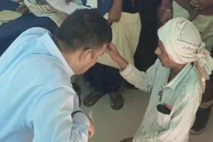 Jalaun News : जालौन में आईएएस अधिकारी की संवेदनशीलता ने जीता दिल, दिव्यांग फरियादी की बात सुनने जमीन पर बैठे