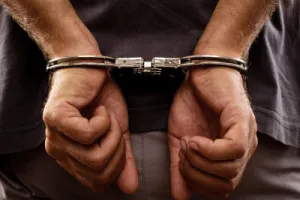 Ballia News : महिलाओं पर फब्तियां कस रहे युवक को पुलिस ने पकड़ा