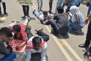69 हजार शिक्षक भर्ती मामला: मंत्री आवास पहुंचे अभ्यर्थी, जोरदार प्रदर्शन और नारेबाजी