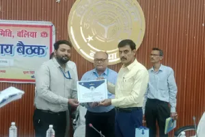 Ballia News : आयुष्मान कार्ड निर्माण में धीमी प्रगति पर डीएम सख्त, लापरवाही पर नोटिस के निर्देश