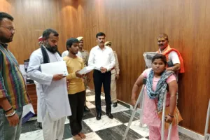 जनसुनवाई में डीएम ने दिव्यांगजनों को वितरित किए सहायक उपकरण
