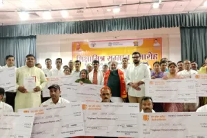 Ballia News: शिक्षामित्र सम्मान समारोह में मंत्री दयाशंकर सिंह ने बांटे चेक, विकास योजनाओं की दी जानकारी