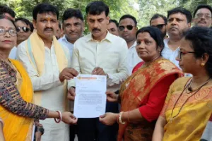 सपा सांसद की टिप्पणी पर भाजपा महिला मोर्चा का प्रदर्शन, राष्ट्रपति के नाम सौंपा ज्ञापन