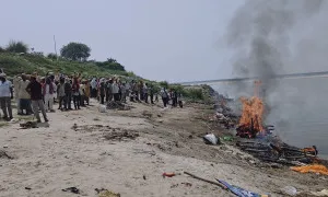 गंगापुर घाट पर साथ जलीं नानी-नाती की चिताएं, कारुणिक दृश्य देख हर आंख हुई नम