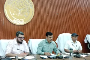 आईजीआरएस शिकायतों के निस्तारण में लापरवाही पर डीएम सख्त, नलकूप अधिकारी का वेतन रोका