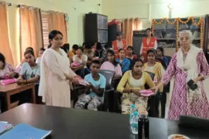 मासिक धर्म स्वच्छता दिवस पर बालिका गृह की बच्चियों को वितरित किए गए सेनेटरी पैड