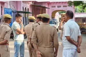 मथुरा में पुलिस मुठभेड़ : कारोबारी के घर डकैती डालने वाले दो बदमाश ढेर, दो पुलिसकर्मी घायल