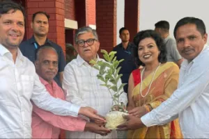 राजभवन में गूंजी बलिया की पर्यावरण मुहिम, राज्यपाल को सौंपा ‘एक वाहन–एक पौधा’ का प्रस्ताव