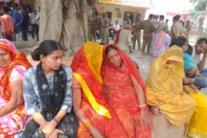Ballia News : प्रसव के दौरान महिला की मौत, लापरवाही के आरोप पर PHC में हंगामा