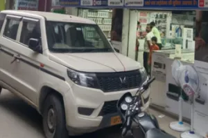 UP News: मोबाइल शॉप पर जीएसटी का छापा, 80 करोड़ की बिक्री में टैक्स चोरी की आशंका