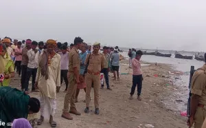 Ballia News: गंगा में मुंडन संस्कार के दौरान चार लोग डूबे, तलाश जारी