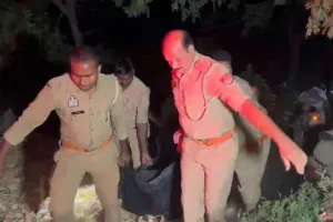 बहराइच में भीषण सड़क हादसा: कंबाइन मशीन से टकराई कार, चार की मौत, दो गंभीर