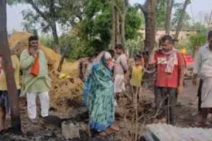 Ballia News : चूल्हे की चिंगारी से लगी आग, तीन परिवारों की गृहस्थी राख