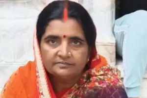 बलिया में सड़क हादसा : ट्रैक्टर-ट्रॉली की चपेट में आने से महिला की मौत, पति घायल