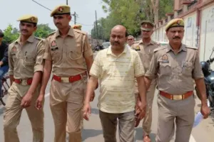 Azamgarh News: 51 लाख के अनियमित भुगतान मामले में जिला समाज कल्याण अधिकारी गिरफ्तार