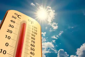 Heat Wave: वाराणसी में भीषण गर्मी का कहर, राहत के लिए लगाए गए ग्रीन शेड और वाटर एटीएम