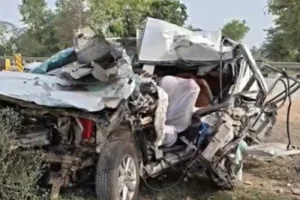 कैंची धाम जा रहे सात दोस्तों की इनोवा ट्रेलर में घुसी, बलिया समेत चार की मौत