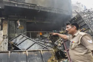 लखनऊ अग्निकांड : मातम, चीखें और बेबसी के बीच मदद की गुहार, हर आंख हुई नम