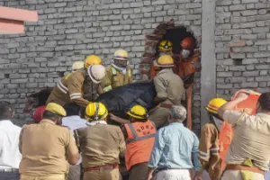 Lucknow Fire Tragedy: 45 मिनट की देरी पर उठे सवाल, पुलिस ने तोड़ी दीवारें, रेस्क्यू में बचाईं कई जिंदगियां