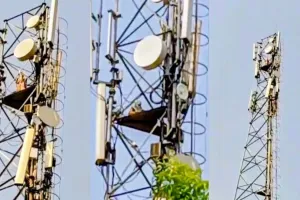 बलिया में हाई वोल्टेज ड्रामा: पति की दूसरी शादी के आरोप से आहत महिला मोबाइल टावर पर चढ़ी, घंटों चला रेस्क्यू ऑपरेशन