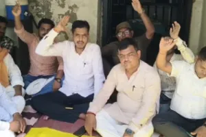 Ballia News: ई-रजिस्ट्री के निजीकरण के विरोध में दस्तावेज लेखकों की अनिश्चितकालीन हड़ताल शुरू