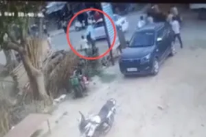 प्रेमिका के साथ जा रहे पति की कार से वाइपर पकड़कर लटकी पत्नी, 100 मीटर तक घिसटने का आरोप