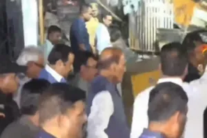 Lucknow Fire Tragedy: लखनऊ पहुंचे रक्षा मंत्री राजनाथ सिंह, घटनास्थल का लिया जायजा, घायलों से करेंगे मुलाकात