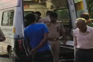 Lucknow News : डाले और बाइक की टक्कर में युवक गंभीर, ट्रामा सेंटर रेफर