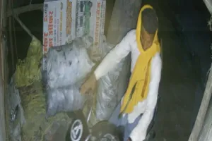 Ballia News : बांसडीह में अधिवक्ता के दरवाजे से सेकेंडों में चोरी हुई बाइक, CCTV में कैद हुआ चोर